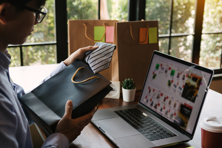 checking an item shop on an ecommerce website in dallas checking an item shop on an ecommerce website in dallas